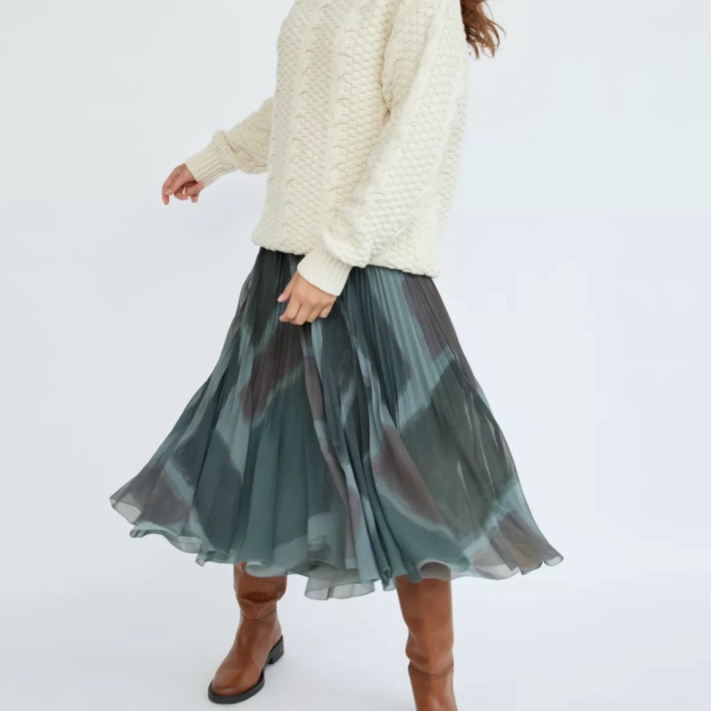 Aritzia Twirl Skirt NWT Size Small